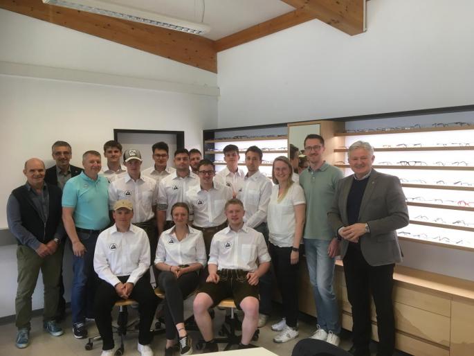 Gruppenfoto vor neuer Brillenwand