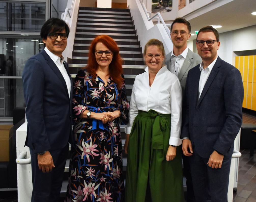 Eröffnung Foto mit Landesrätin und Innungsvertreter